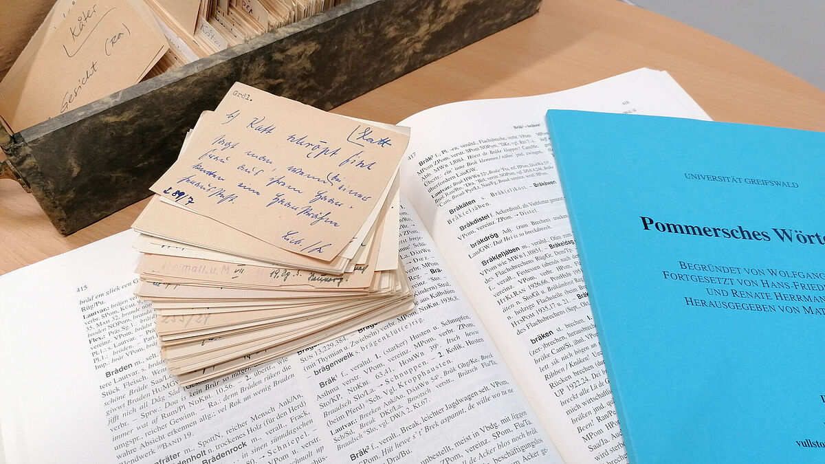Das Pommersche Wörterbuch und einer der 526 Zettelkästen, auf denen das Wörterbuch basiert.