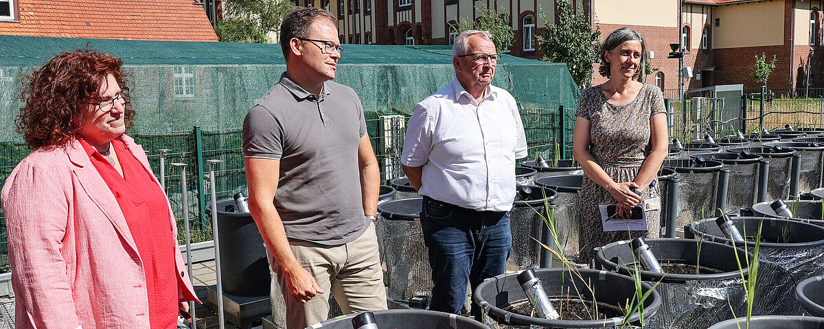 Rektorin Prof. Dr. Katharina Riedel und Dr. Franziska Tanneberger zeigen Bundesumweltminister Carsten Schneider und Landesumweltminister Dr. Till Backhaus die Greifswalder Moorforschung.