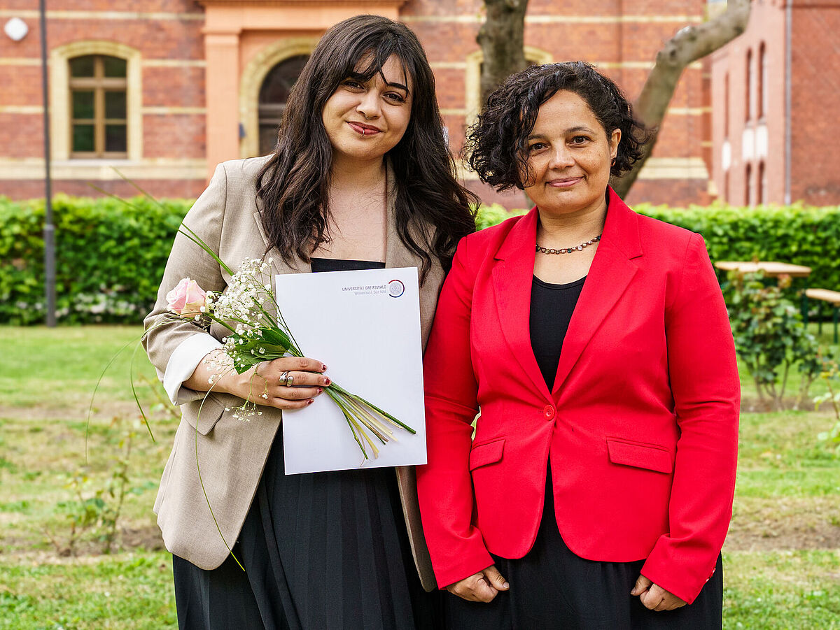Frau Yaiza Otero (l.) erhält den DAAD-Preis 2025; neben ihr steht Dr. Hasmik Hunanyan (r.). 