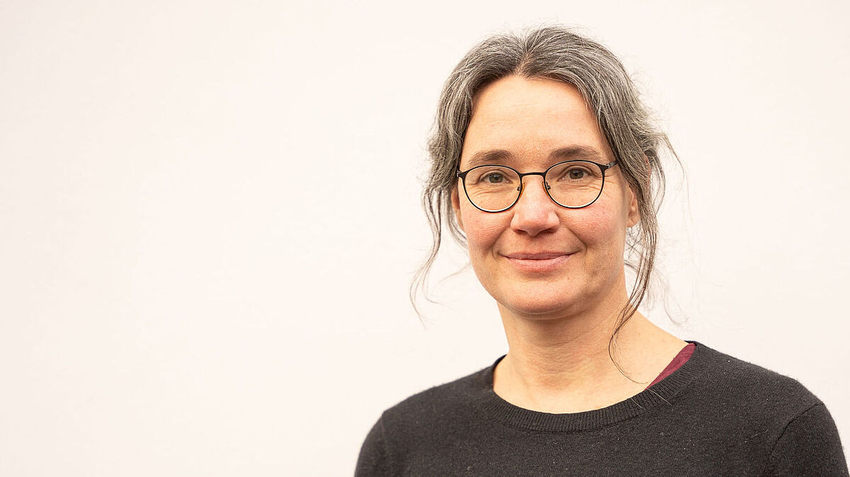 Porträt Dr. Sabine Wichmann. Sie erhielt den Nachhaltigkeitspreis 2022 der Universität 