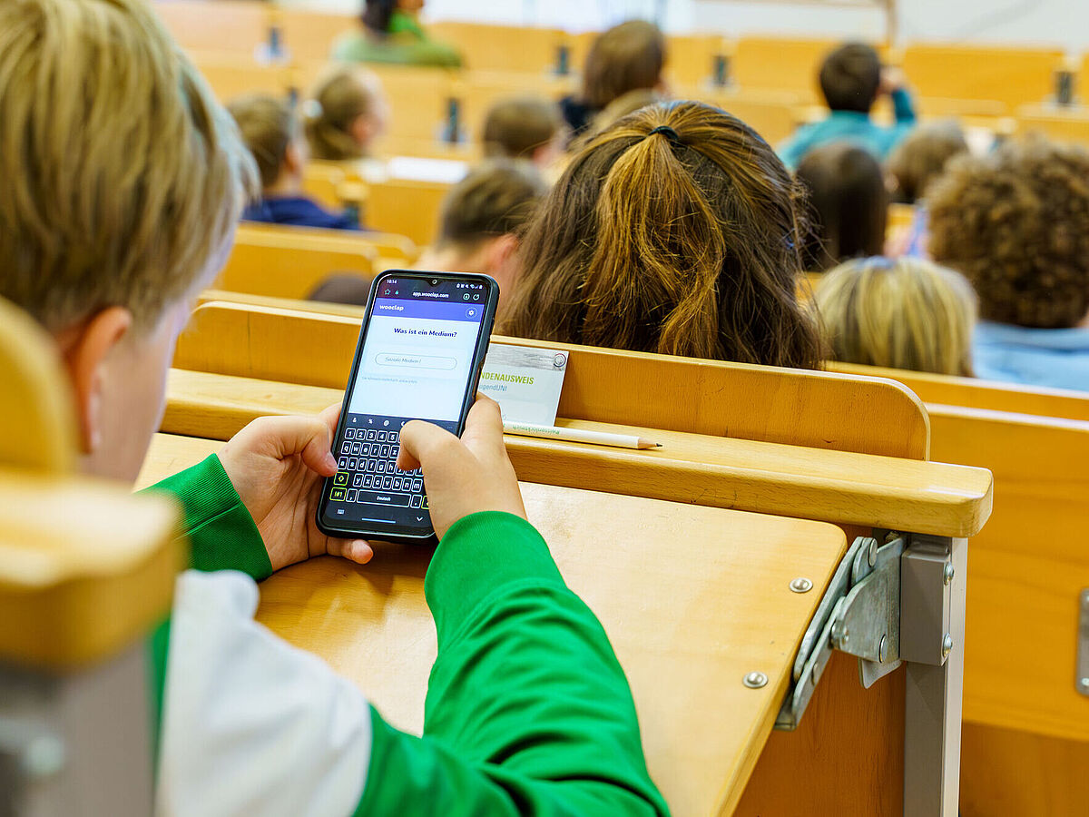 Ein Kind nutzt das Handy 