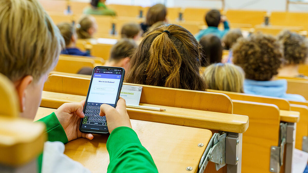 Ein Kind nutzt das Handy 