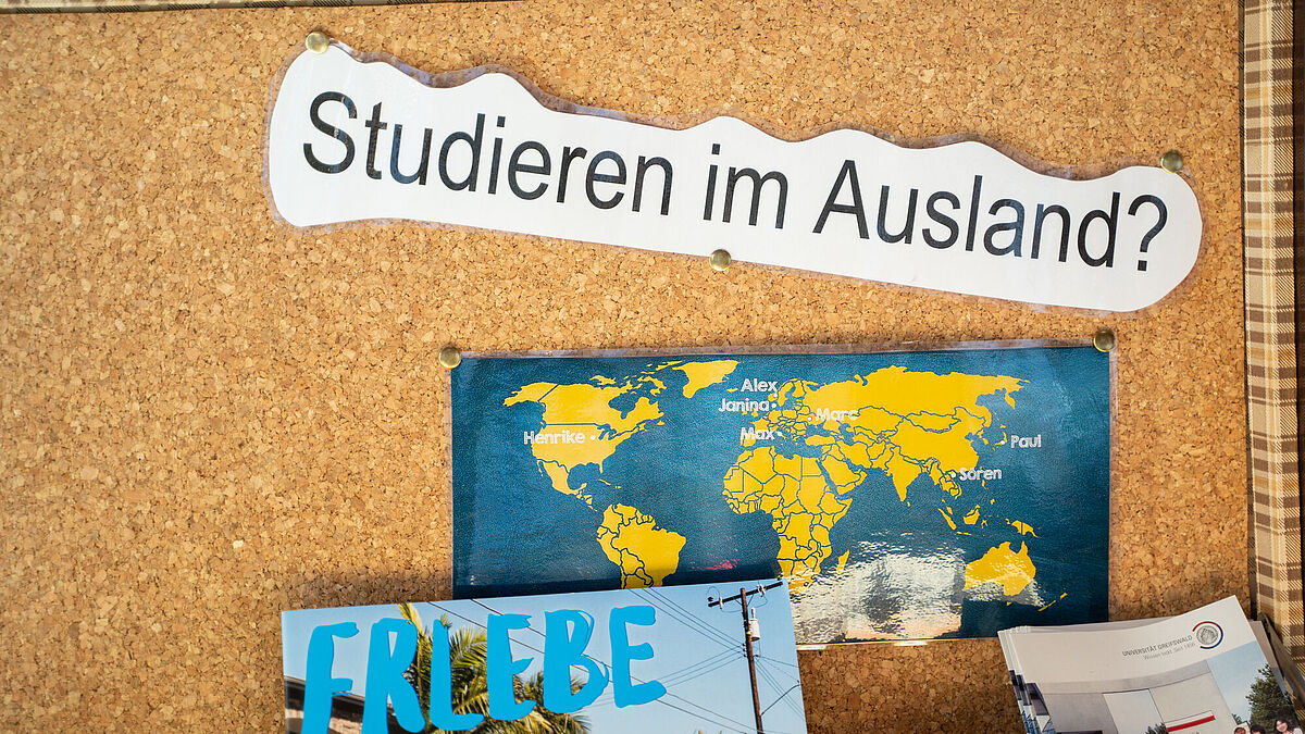 Schriftzug Studieren im Ausland