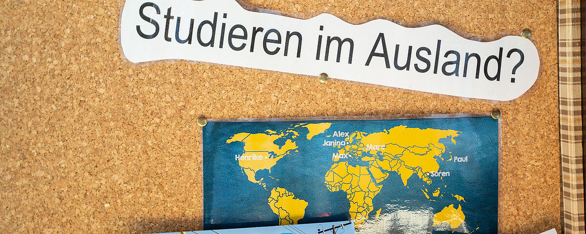 Schriftzug Studieren im Ausland