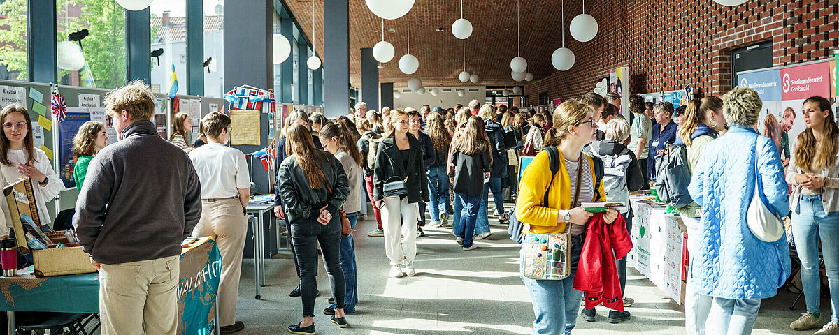 Informationsstände im Foyer der Uni zu den Hochschulinfotagen