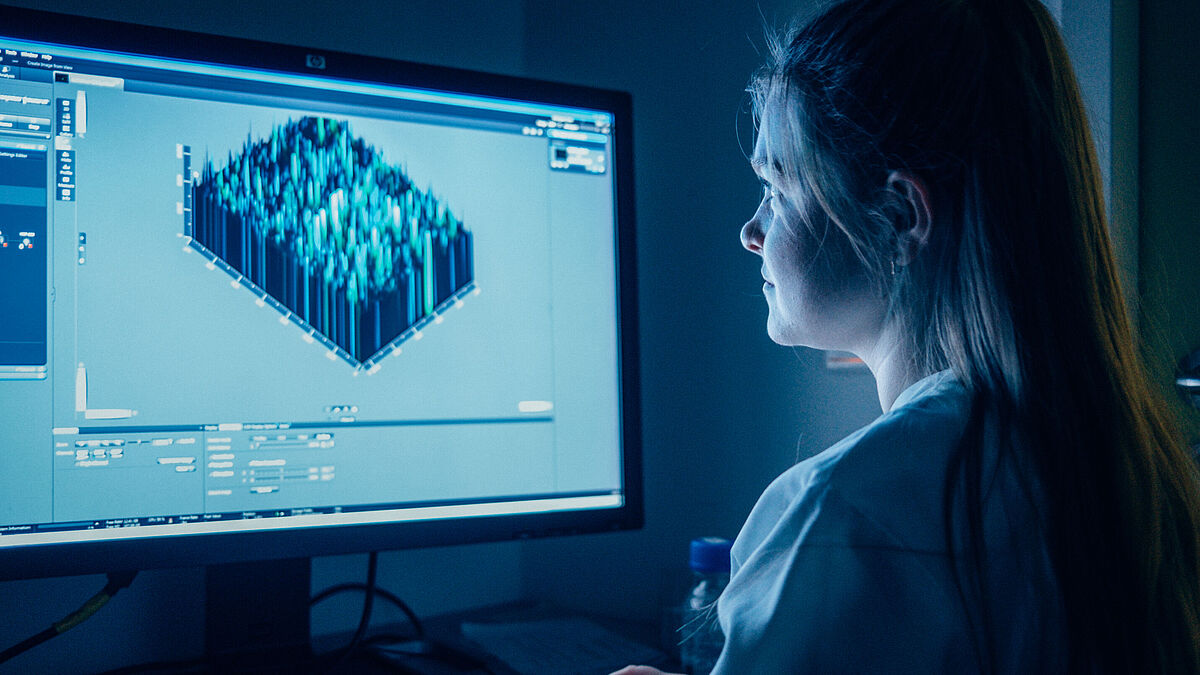 Researcher in front of monitor, © Philipp Marthaler