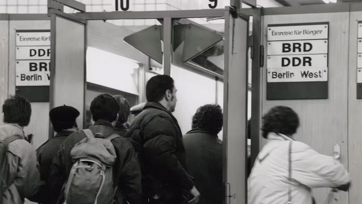 Menschen in der S-Bahnstation Friedrichstraße während der Wende Menschen in der S-Bahnstation Friedrichstraße während der Wende (Schwarzweiß-Foto)