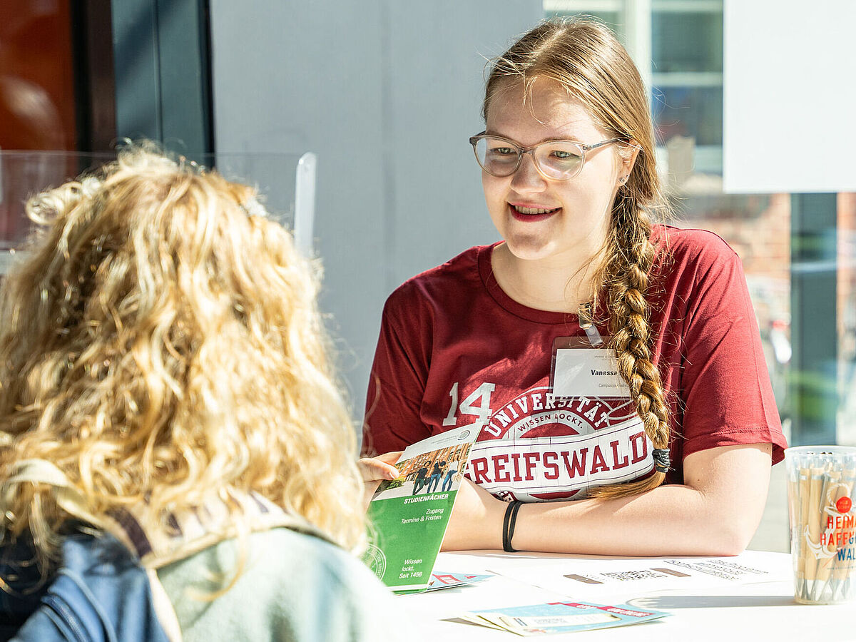 Campusspezialistin im Gespräch mit Studieninteressierter