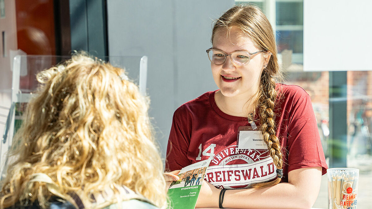 Campusspezialistin im Gespräch mit Studieninteressierter