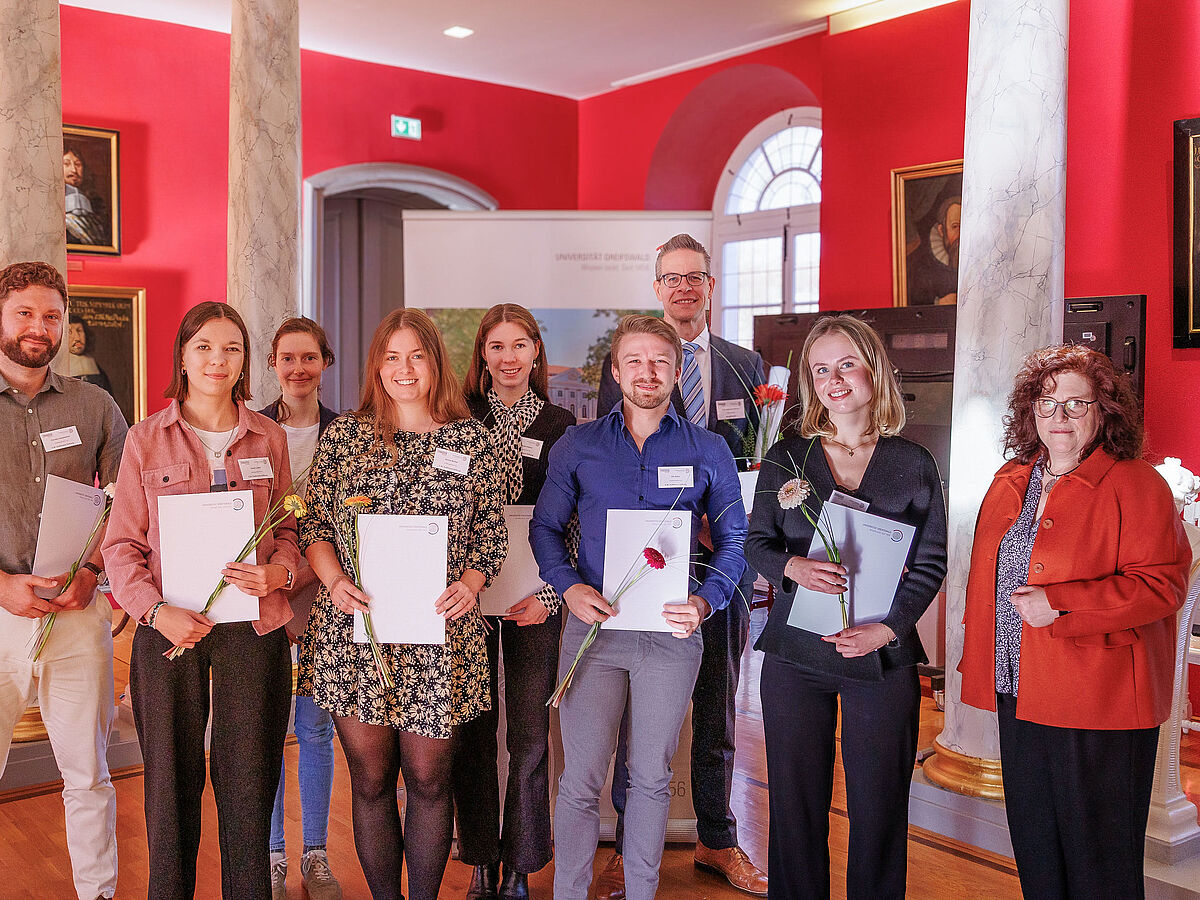 Gruppenbild bei der Übergabe Deutschlandstipendien in der Aula der Universität Greifswald.