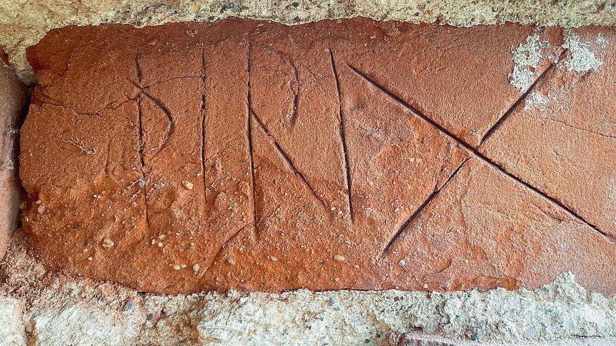 Backstein mit Inschrift „þiriX“. Östliche Außenmauer des Ostflügels des Klosters Eldena bei Greifswald mit eingezeichneter Verortung des Backsteins mit der Runeninschrift. Hier: Backstein mit Inschrift „þiriX“.